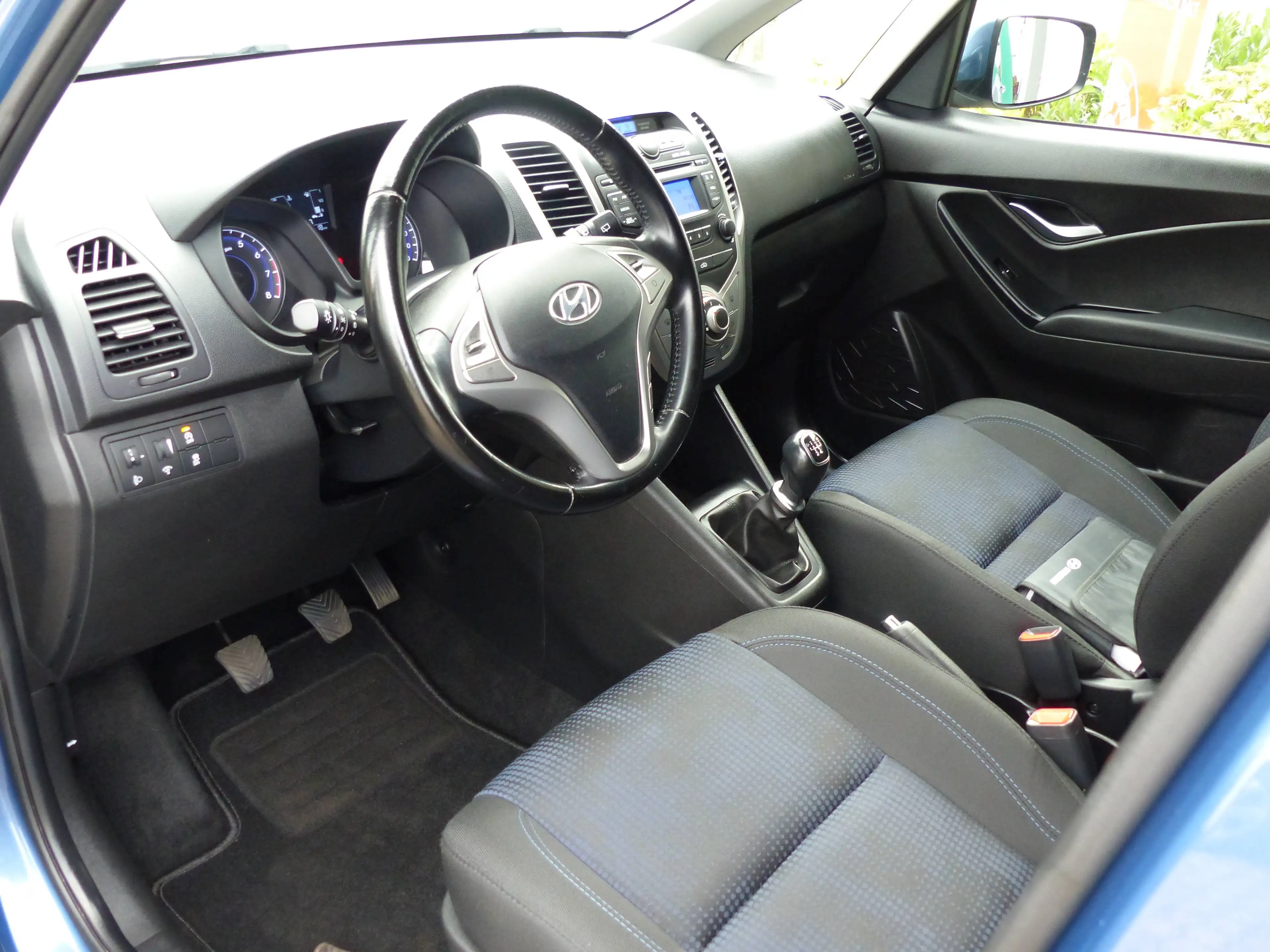 Hyundai iX20 Klimaanlage, elektrische Fensterheber, elektrische Außenspiegel, Metallic — photo 13