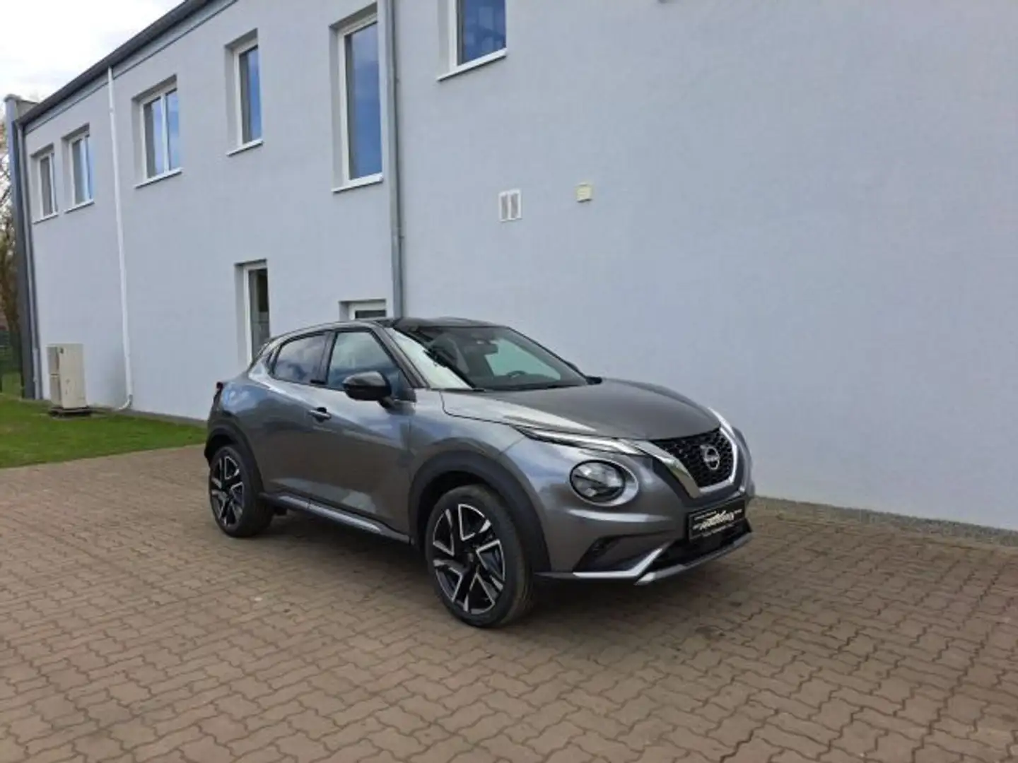 Nissan Juke N-Design DIG-T114 Autom.|BOSE|LED|RFK|NAV Grijs - 2