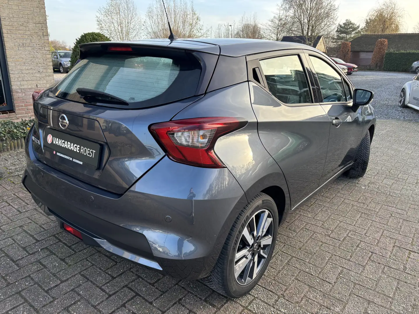 Nissan Micra 0.9 IG-T N-Connecta Navigatie / Camera / All-Seaso Grijs - 2