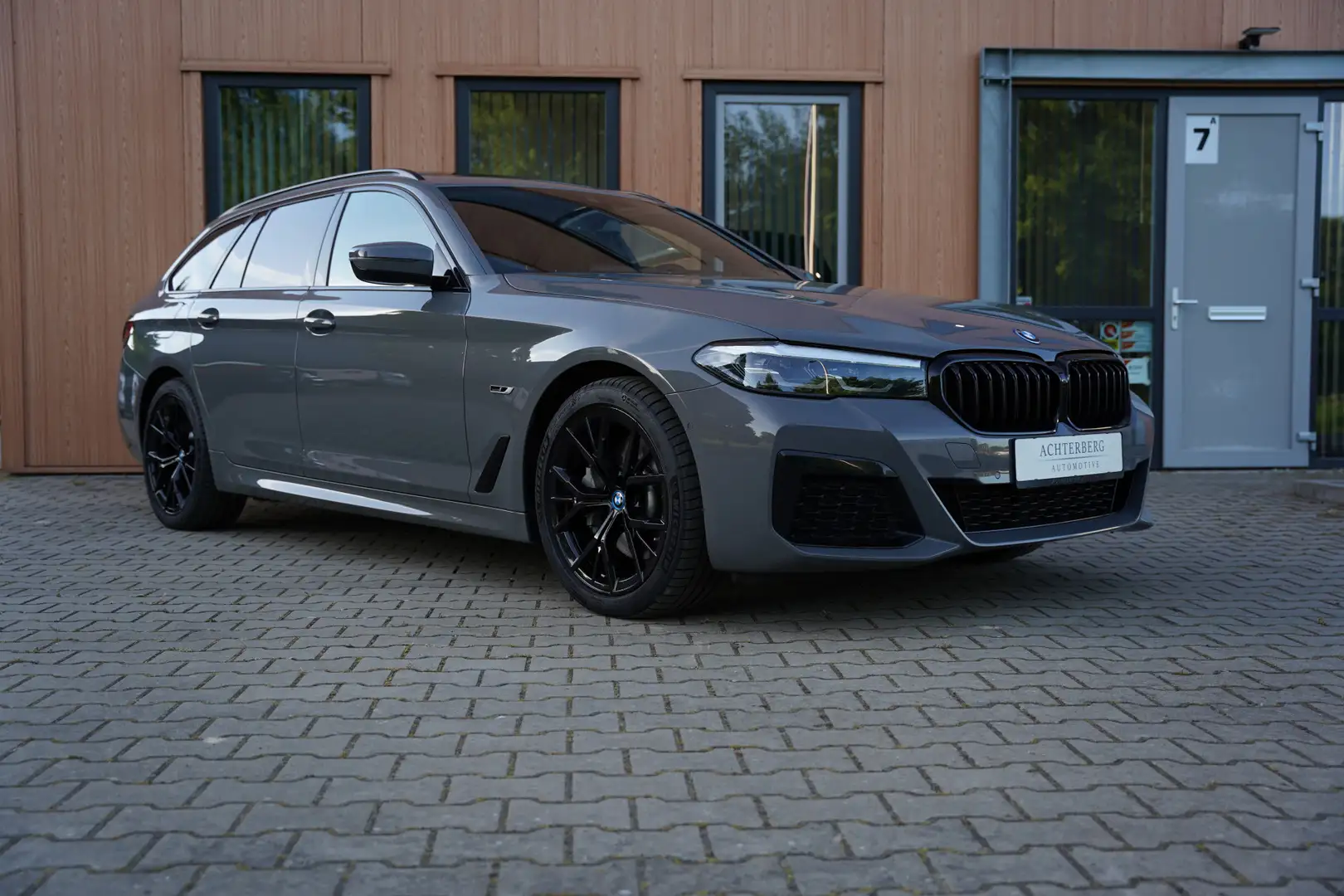 BMW 530 530e Touring | M-Sport | Panorama | Berninagrau Grijs - 2