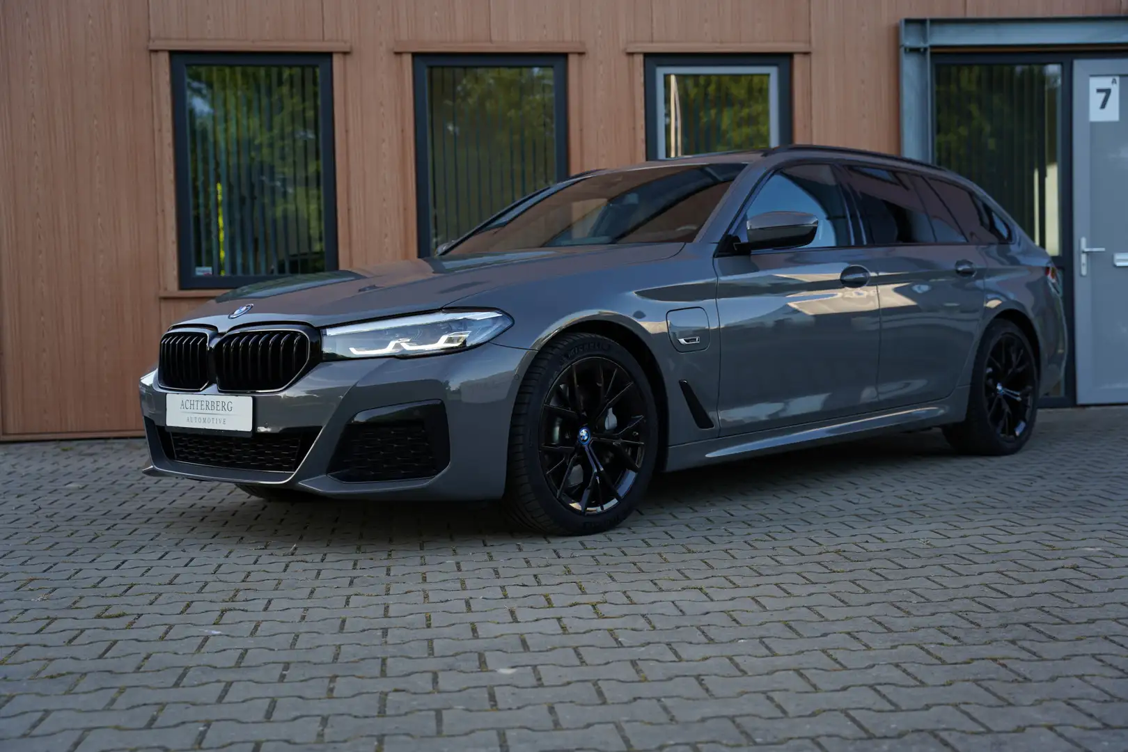 BMW 530 530e Touring | M-Sport | Panorama | Berninagrau Grijs - 1