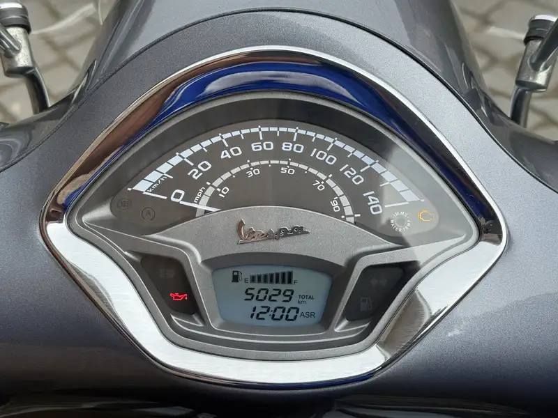 Vespa GTS Touring 300 - foto 8