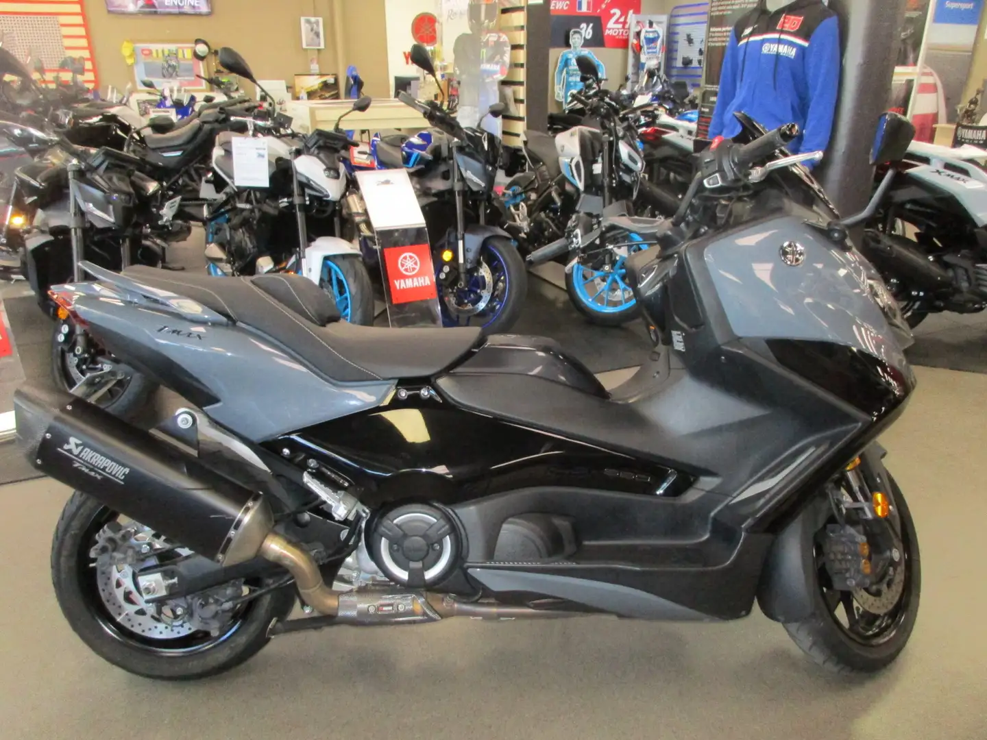 Yamaha TMAX 560 Gris - 1