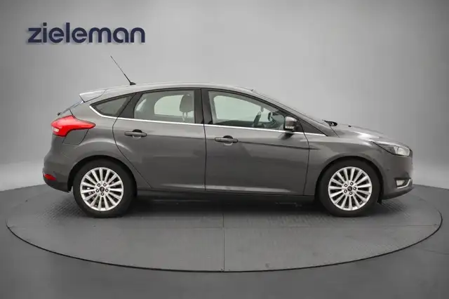 Ford Focus view 16