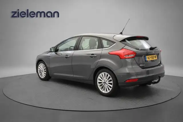 Ford Focus view 3
