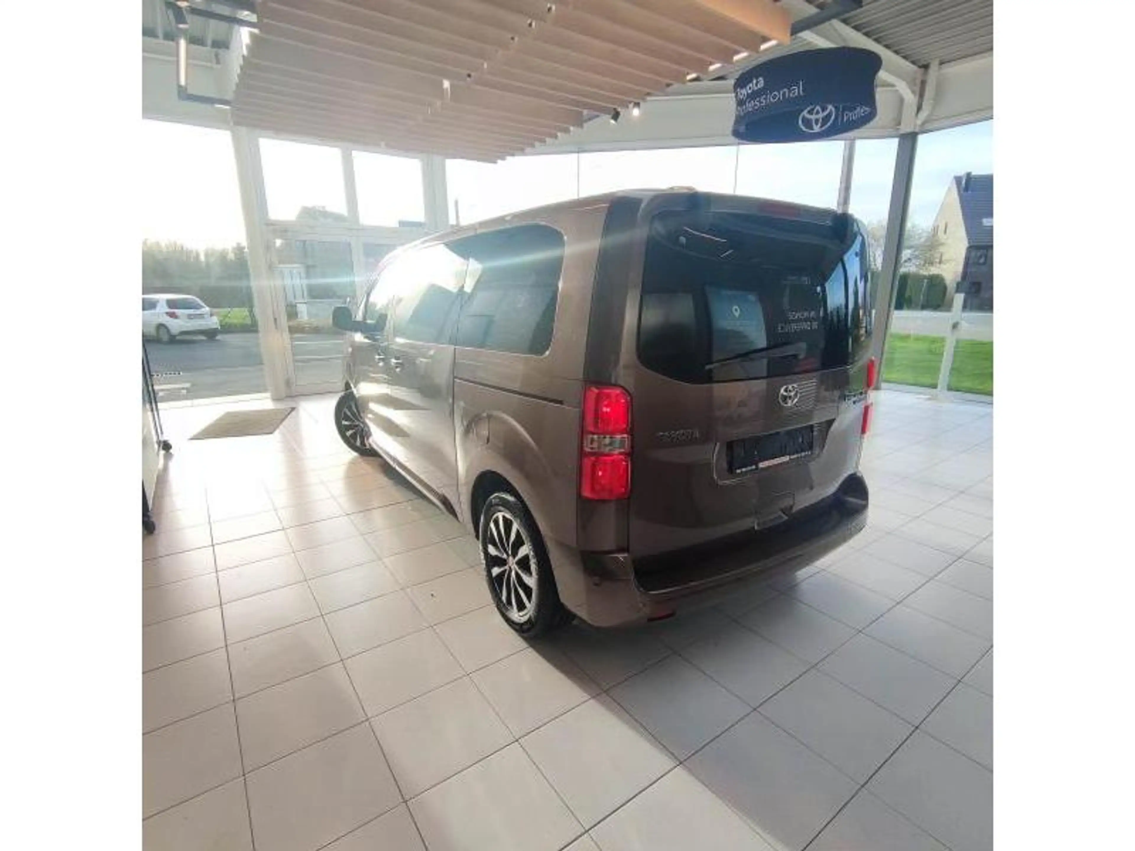 Toyota Verso MPV — photo 4