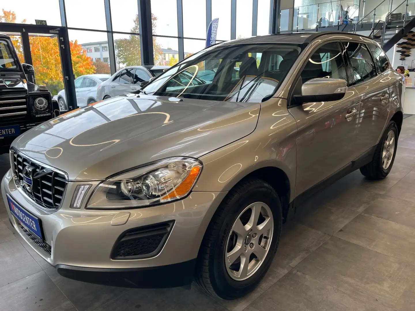 Volvo XC60 Kinetic AWD *1. Hand*Klima*AHK*Navi*TÜV* Beige - 2