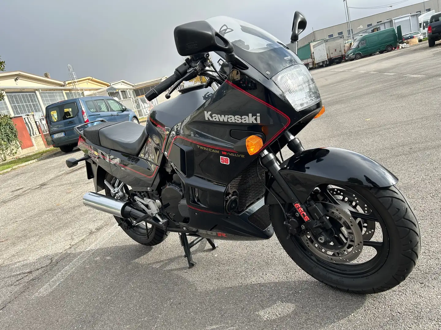 Kawasaki GPX 750 R FMI Negro - 2