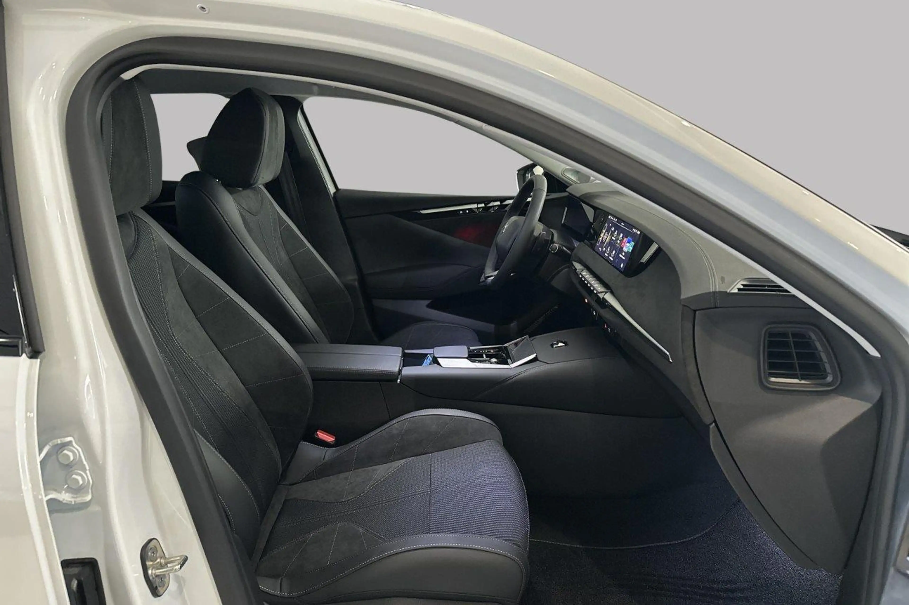 DS Automobiles DS 4 HYBRID 145 ETOILE — photo 8