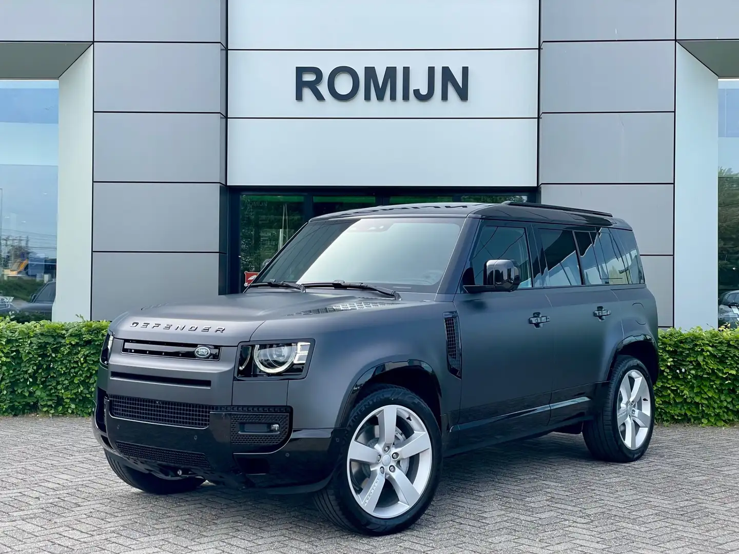 Land Rover Defender 110 2.0 P300e 110 X-Dynamic HSE Matte folie 22 inc Grijs - 1