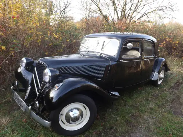 Citroen 11 CV, ich sehe noch sehr gut aus für mein Alter