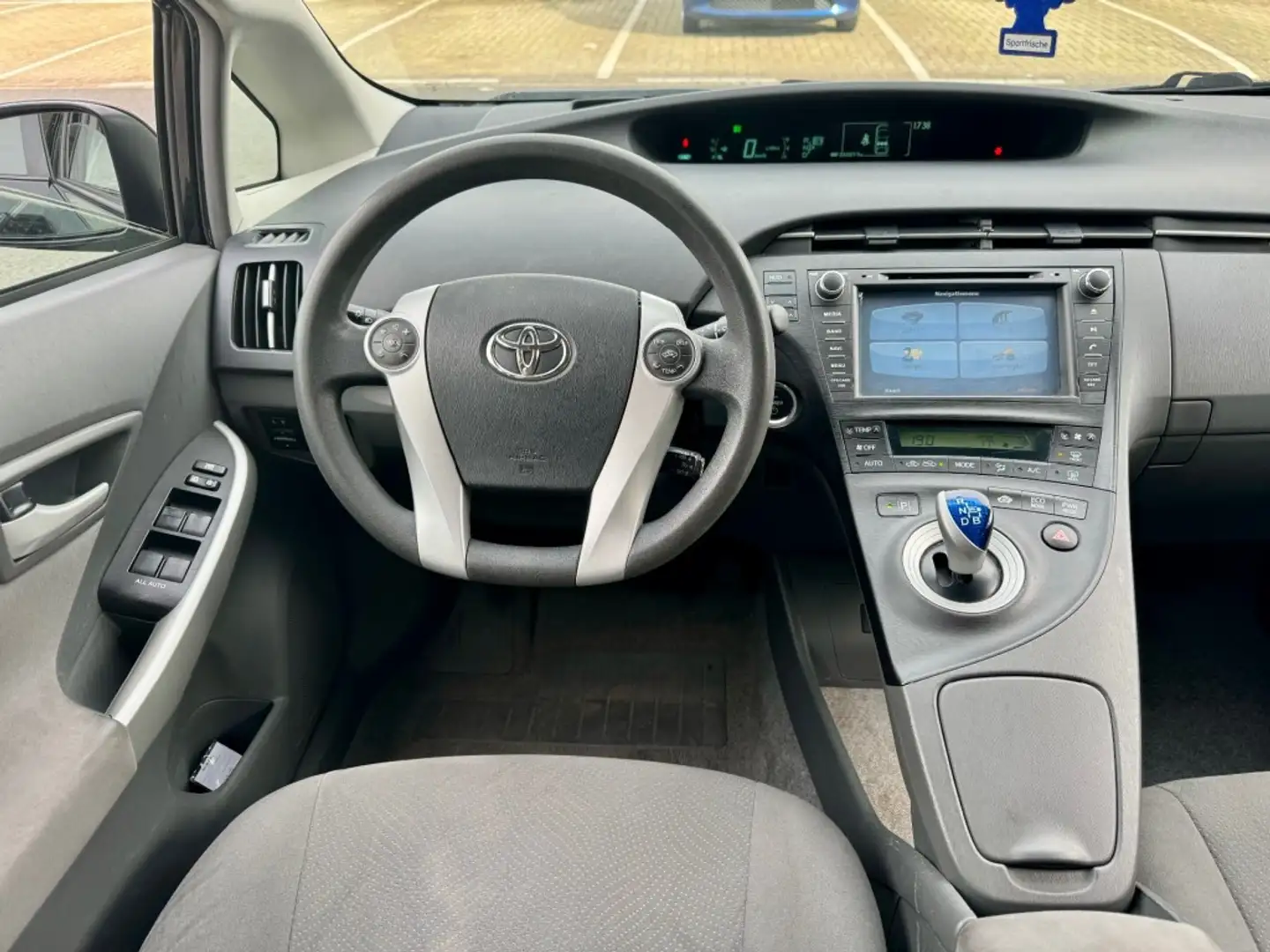 Toyota Prius 1.8 Comfort CLIMA NAVI 2DE EIG. NAP APK 2-2025 Fekete - 2