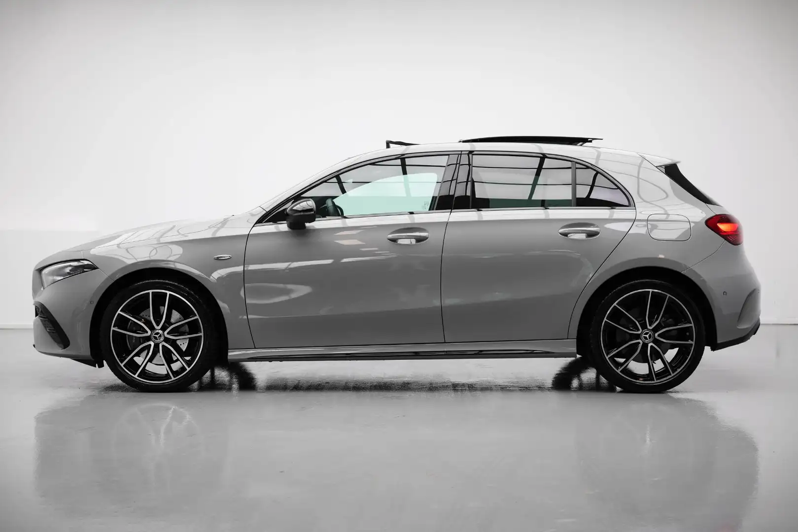 Mercedes-Benz A 250 A250 e AMG Line |Pano|ALPINEGRAU|Ambient|Dodehoek| Grau - 2