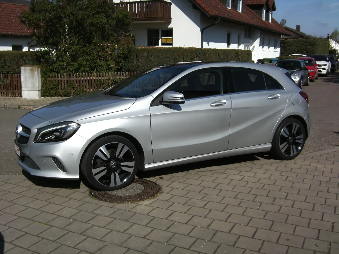 Mercedes-Benz A 200 A200 BlueEfficiency Urban Navi SSD AHK Kamera Sitz Silber - 1