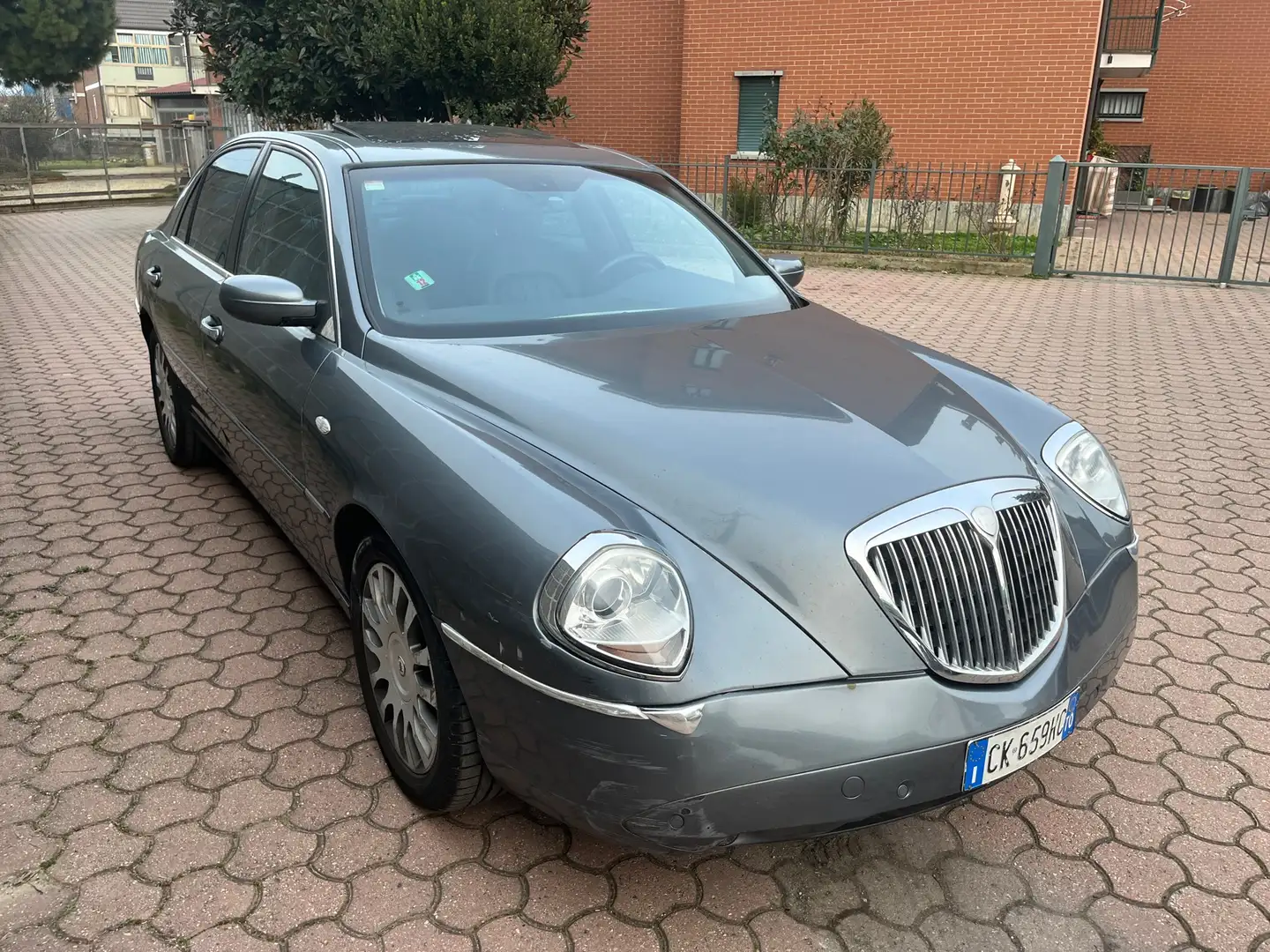 Lancia Thesis 2.4 JTD 20V EMBLEMA 175CV AUTOMATICA Gri - 2