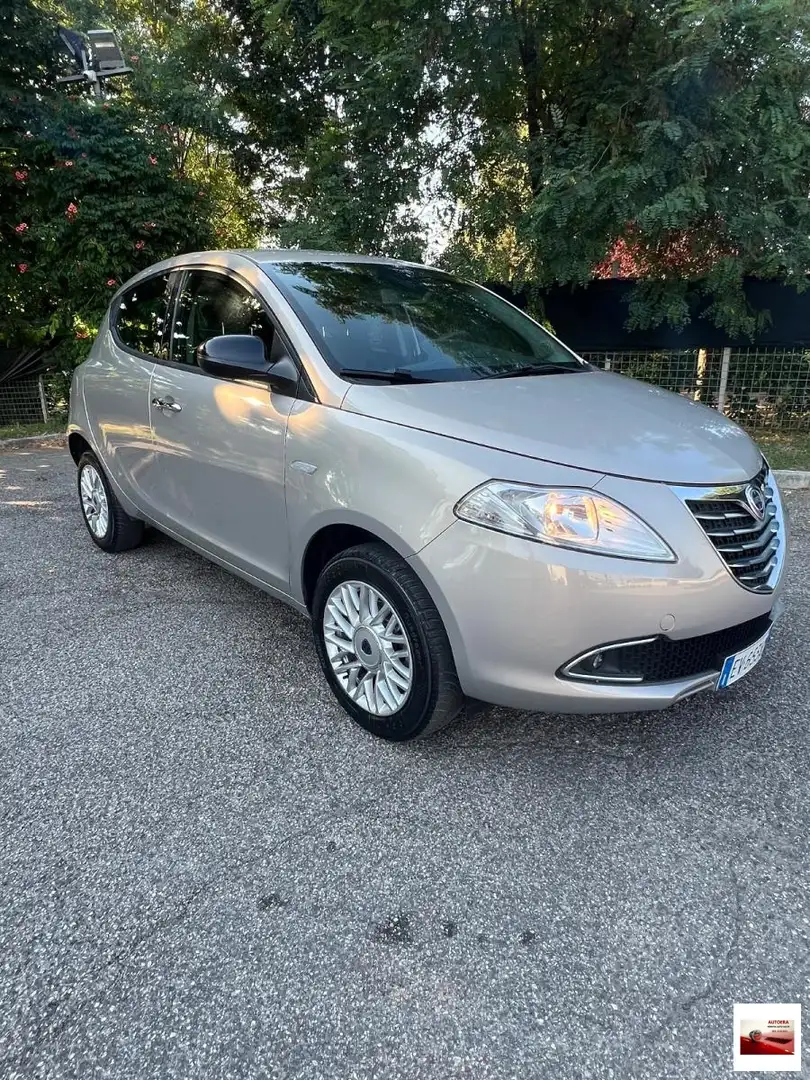 Lancia Ypsilon 0.9 T.Air 85 CV 5 porte Metano Ecochic Gold Blanco - 2