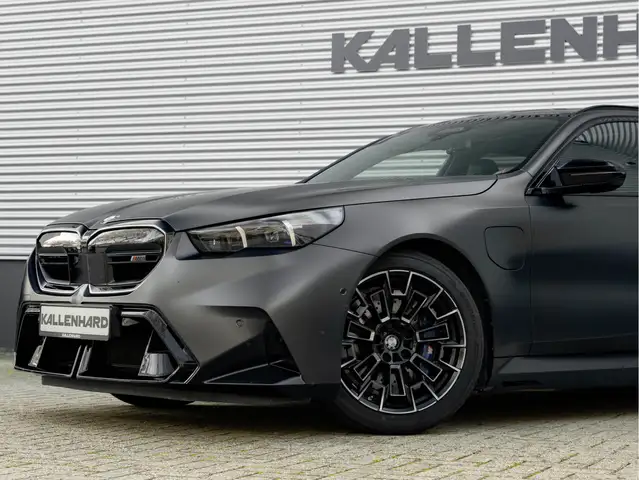 BMW M5 view 9