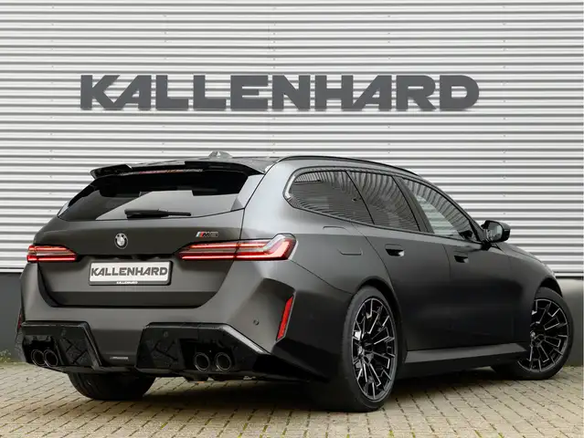 BMW M5 view 3