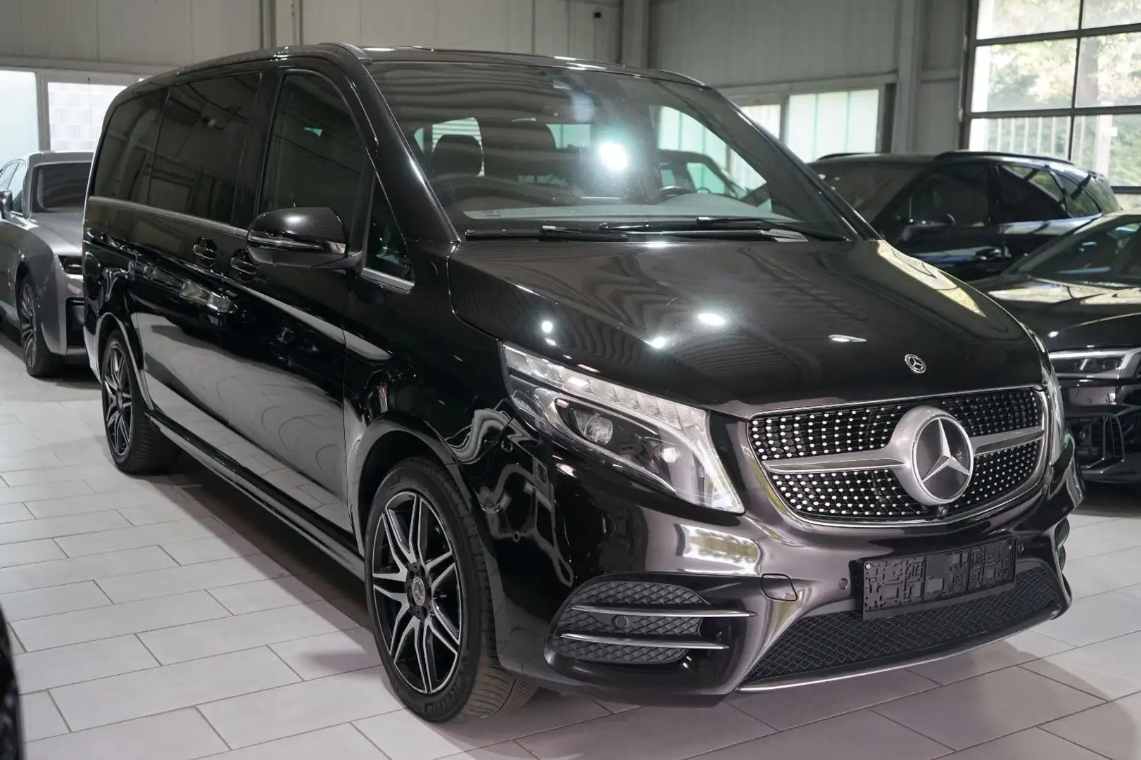 Mercedes-Benz V 250 L AMG*4MATIC*AVANTGARDE*8SITZ*2xKLIMA*360° Schwarz - 1