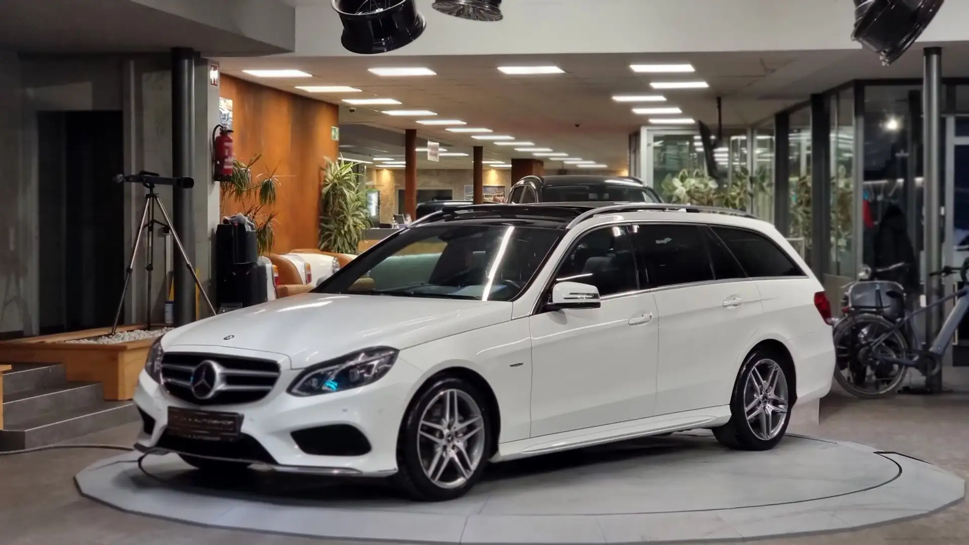 Mercedes-Benz E 350 4Matic AMG-Paket 1-Hand Aut. *Pano*Navi*Kamera* Белый - 2