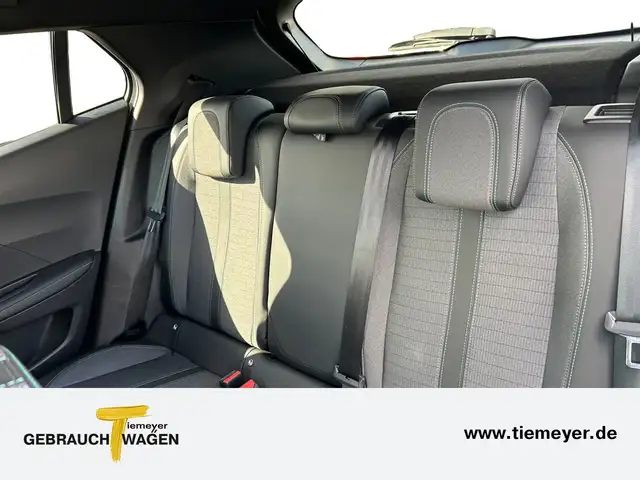 Peugeot 2008 view 11