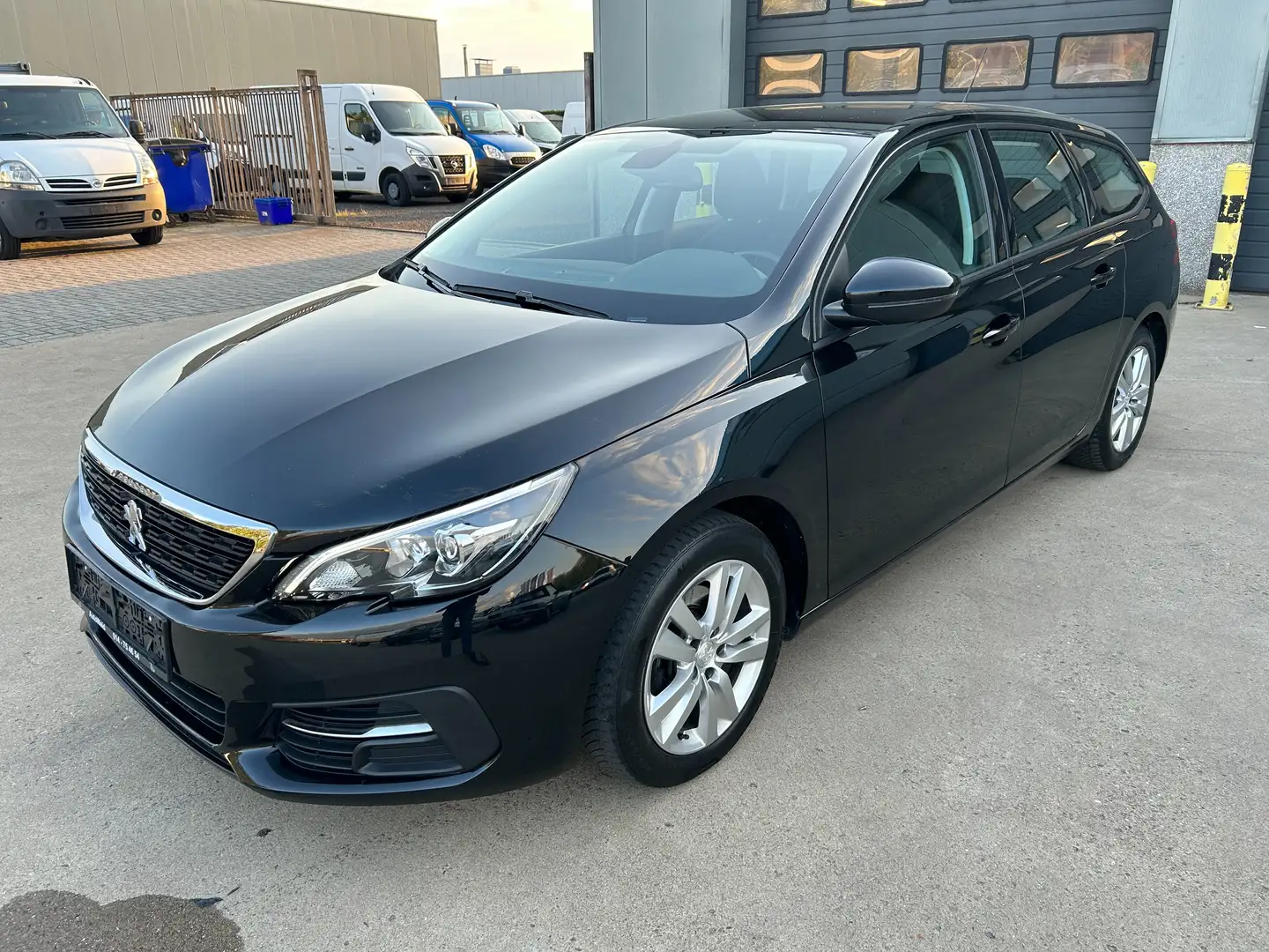 Peugeot 308 1.5 BlueHDi Active NAVI AIRCO ZEER NETTE WAGEN Zwart - 1