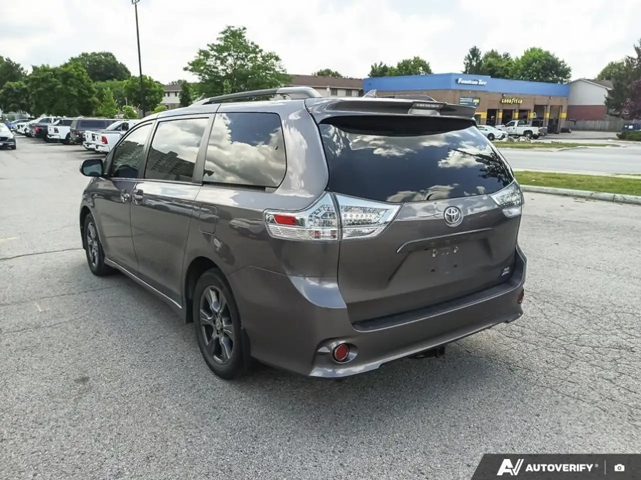Toyota Sienna photo Toyota Sienna