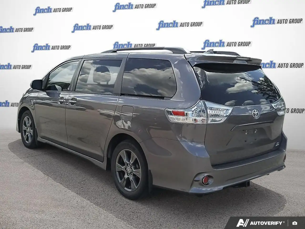 Toyota Sienna photo Toyota Sienna