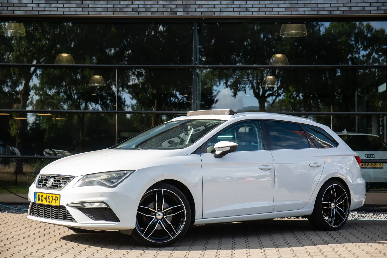 SEAT Leon ST 1.4 EcoTSI FR Business Intense , Pano dak, Trek Wit - 2