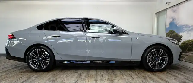 BMW i5 view 4