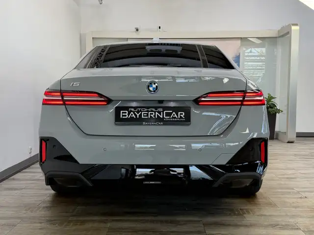 BMW i5 view 5