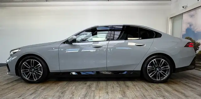 BMW i5 view 3
