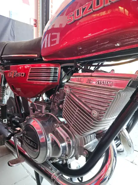 Suzuki GT 250 - foto 3