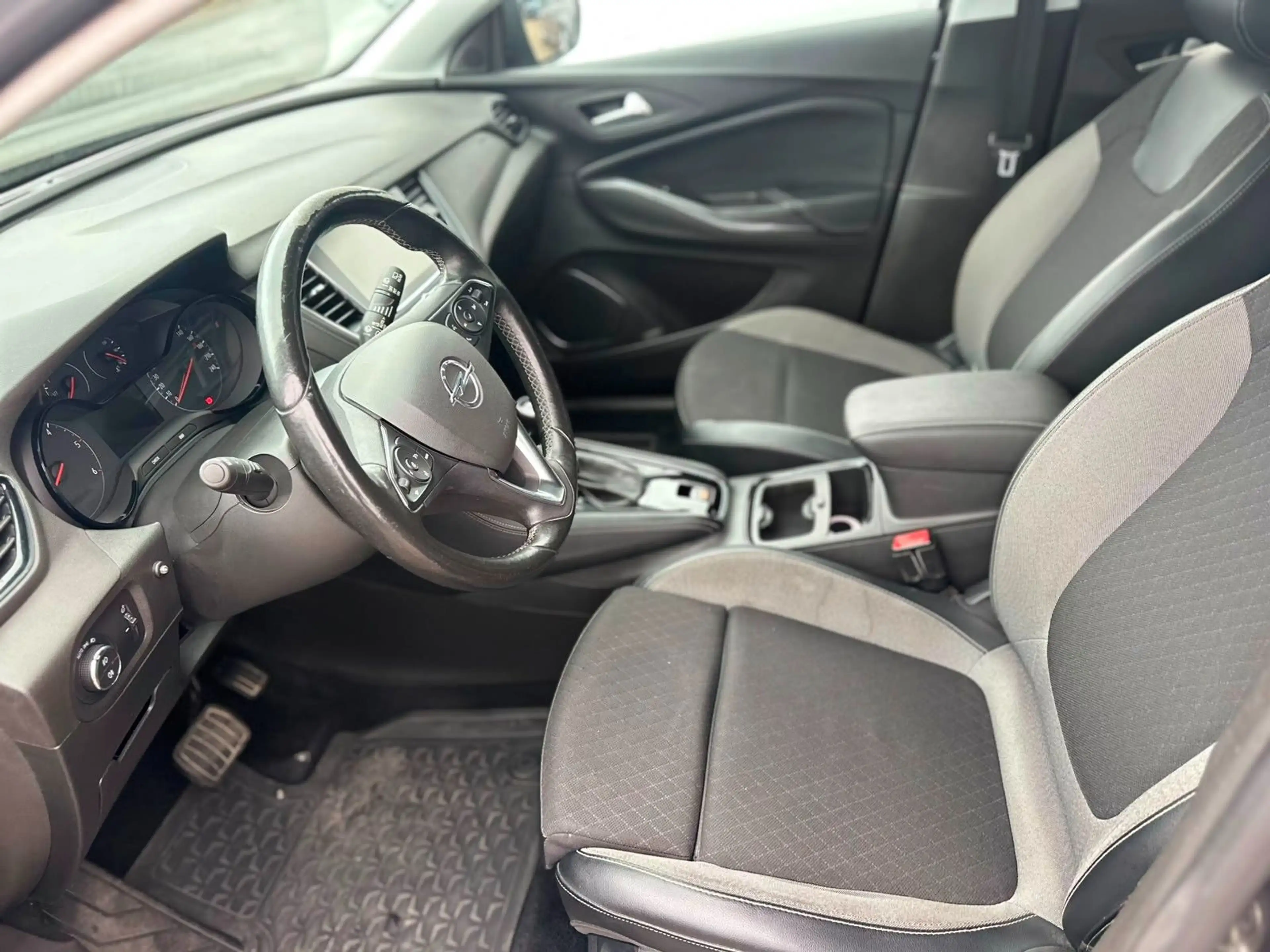 Opel Crossland X Grandland Business Edition 1.5 — photo 8