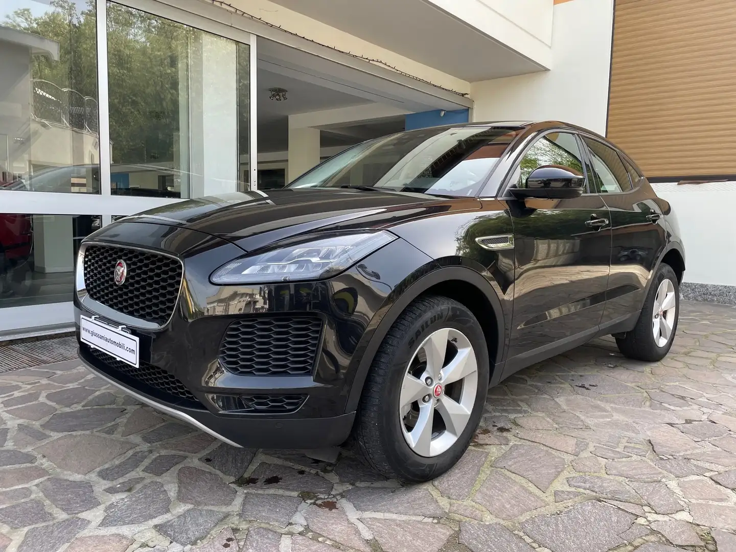 Jaguar E-Pace 2.0d i4 R-Dynamic awd 150cv auto UNICO PROPRIETARI Nero - 1