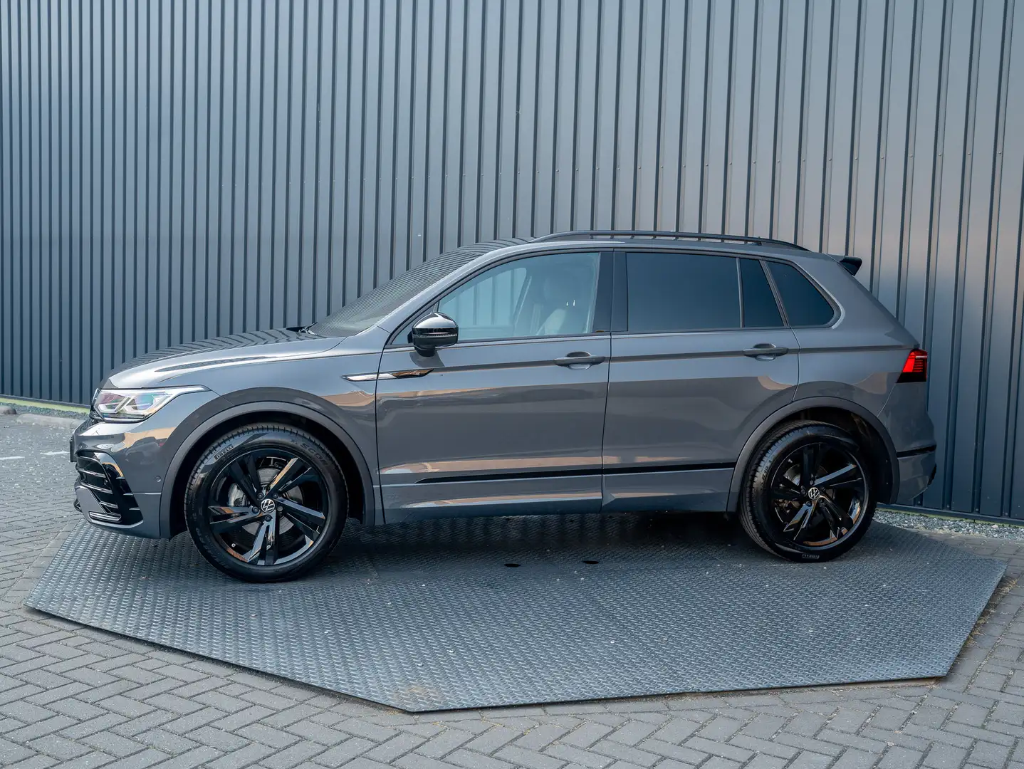 Volkswagen Tiguan 1.5 TSI R-Line Business | Keyless | Harman/Kardon Grijs - 2