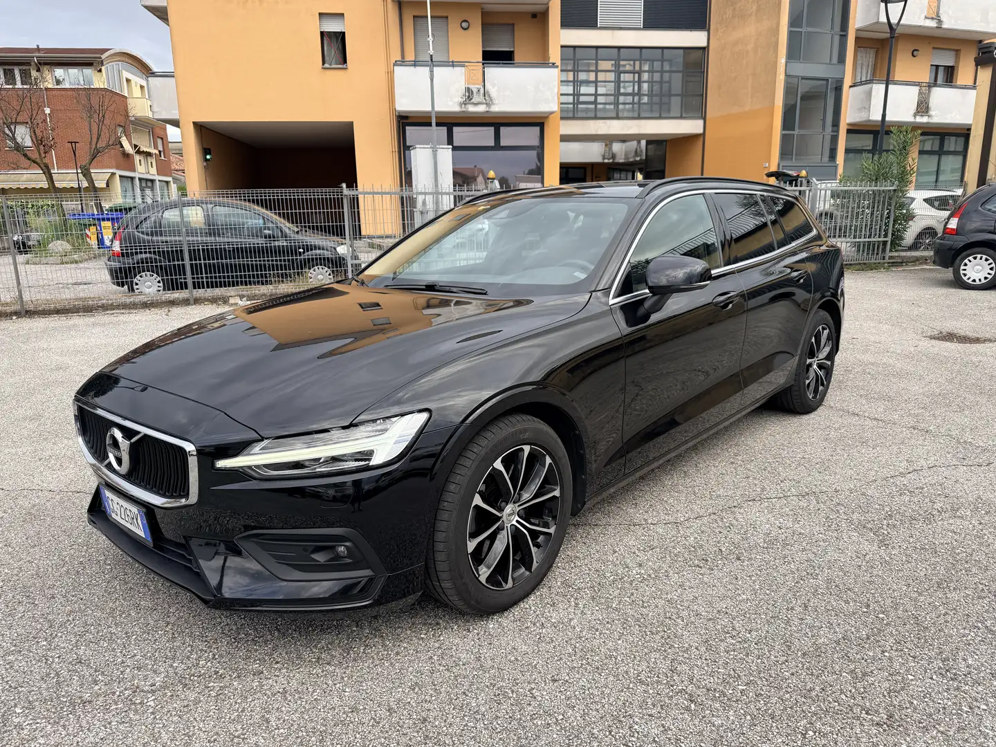 Volvo V60 2.0 b4 Momentum Business Pro auto Nero - 1