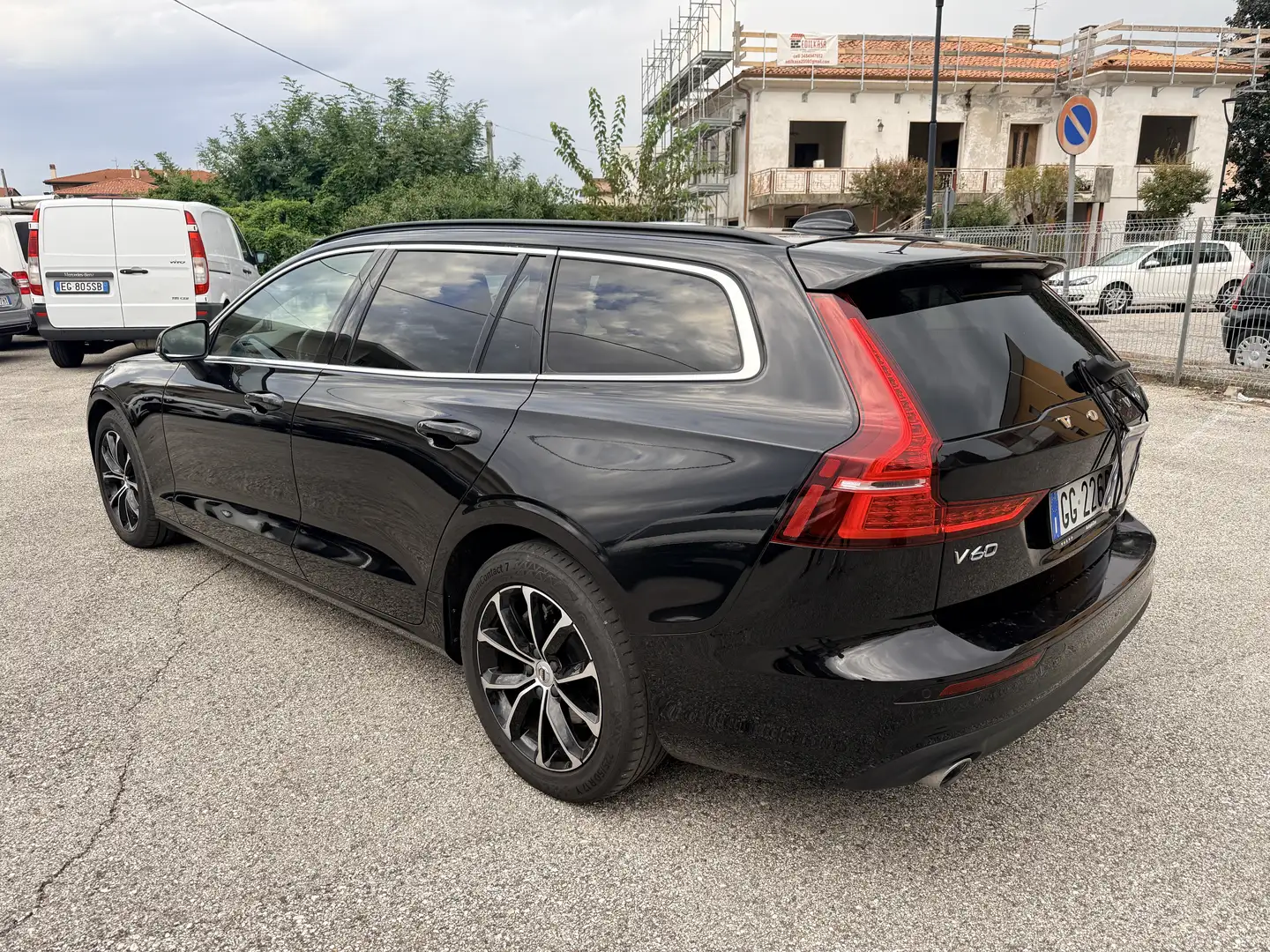 Volvo V60 2.0 b4 Momentum Business Pro auto Nero - 2