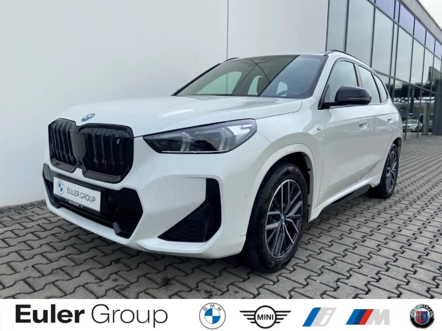 BMW iX1 xDrive 30A M-Sport H/K Parkass+ HUD DrivAssProf Weiß - 1