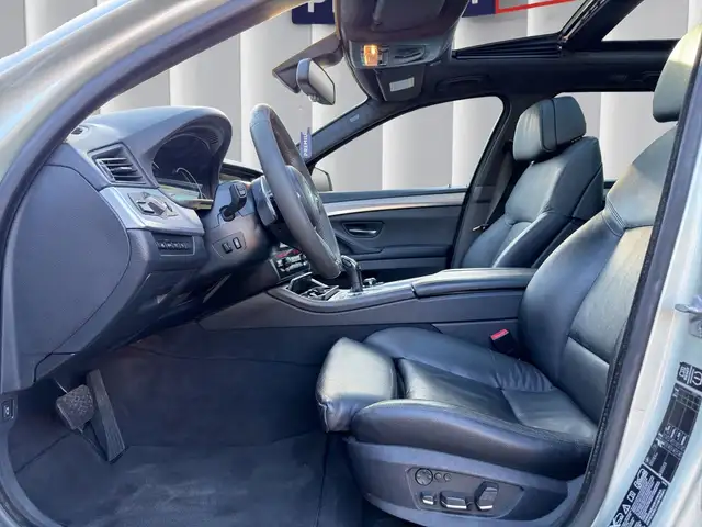 BMW 5 Series view 10
