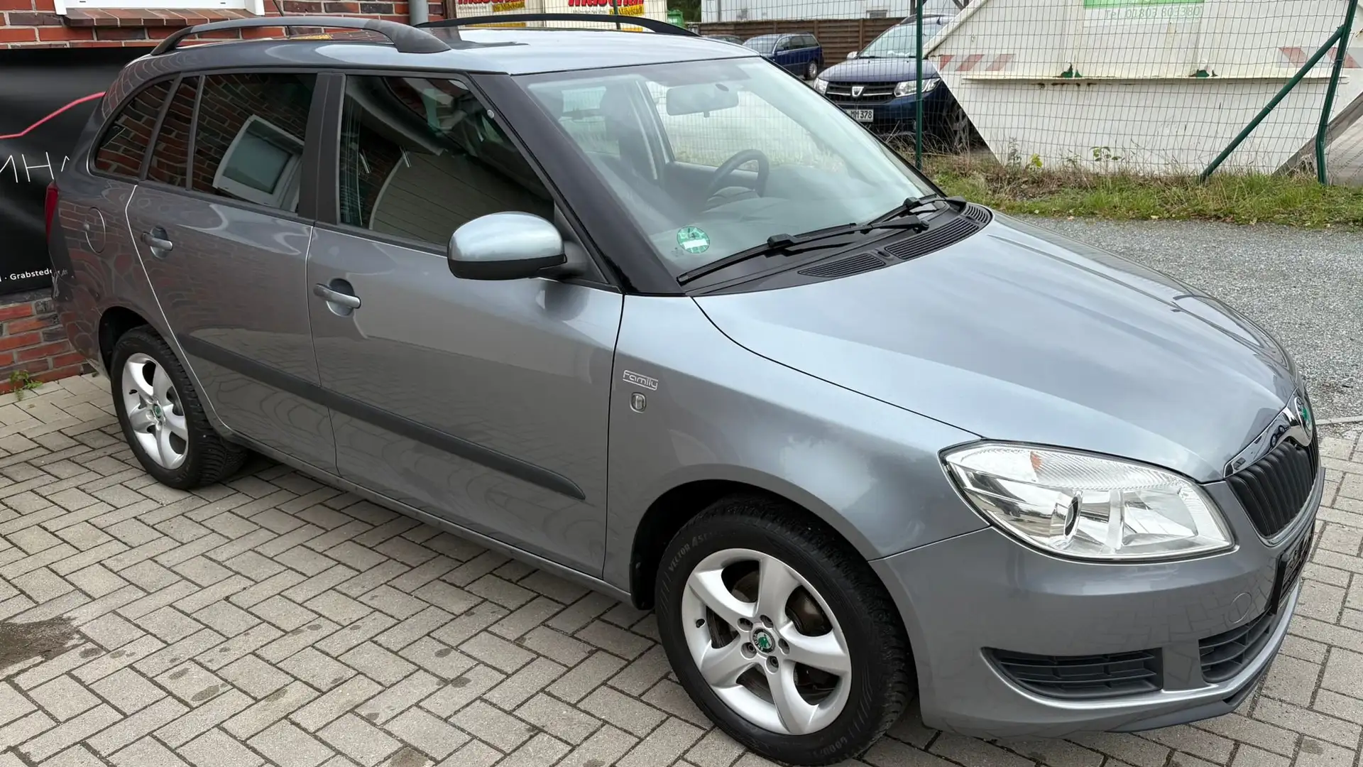 Skoda Fabia 1.2 TSI*2.Hand*TopGepflegt*Scheckheft*Finanzierung Grau - 2