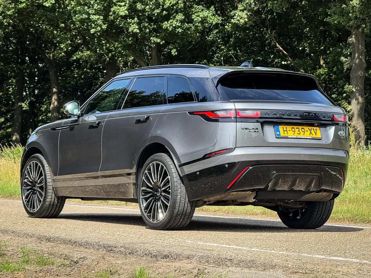 Land Rover Range Rover Velar 2.0 P250 Turbo AWD R-Dynamic HSE Grijs - 2