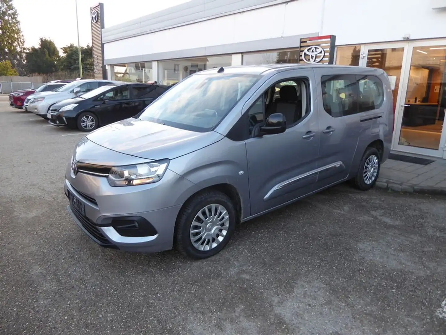 Toyota Proace City Verso L2 1,5 D-4D 130 Aut. *7-SITZE* Silber - 2