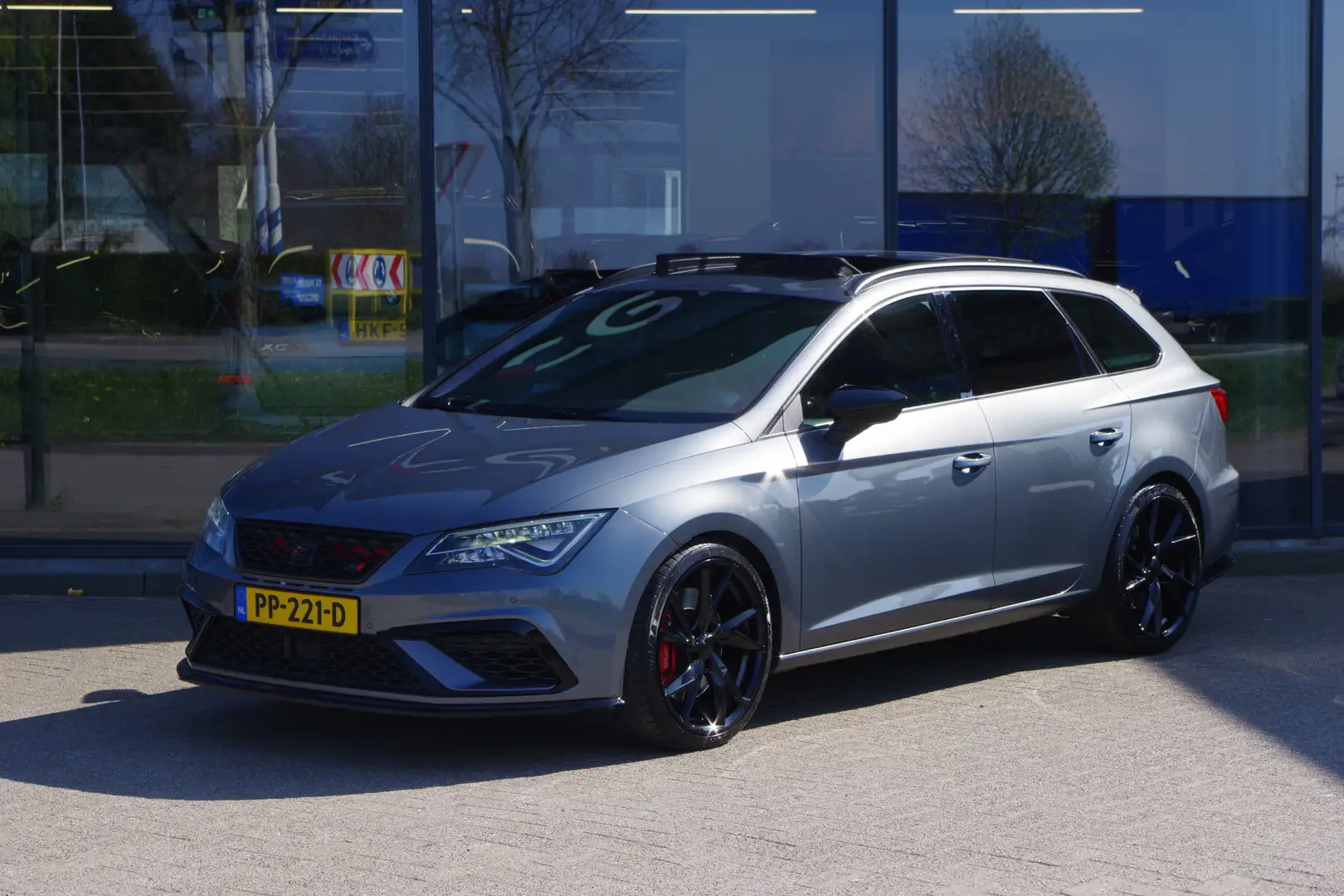 SEAT Leon ST 2.0 TSI CUPRA 300 PK 4DRIVE, *NL-AUTO* Panorama Grijs - 1