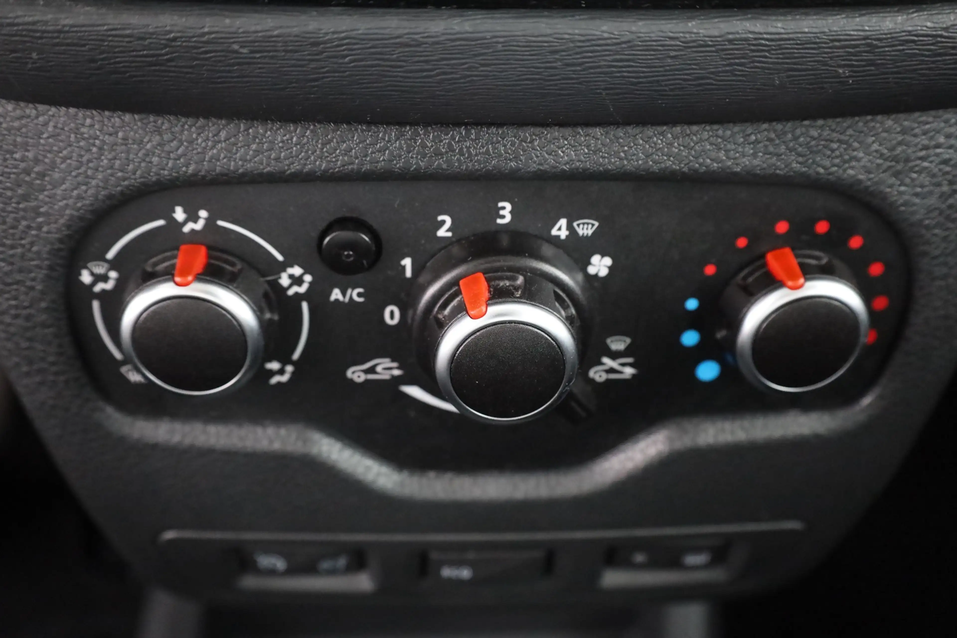 Dacia Lodgy 1.3 TCE Comfort 7-Sitzer Navi Tempomat PDC — photo 12