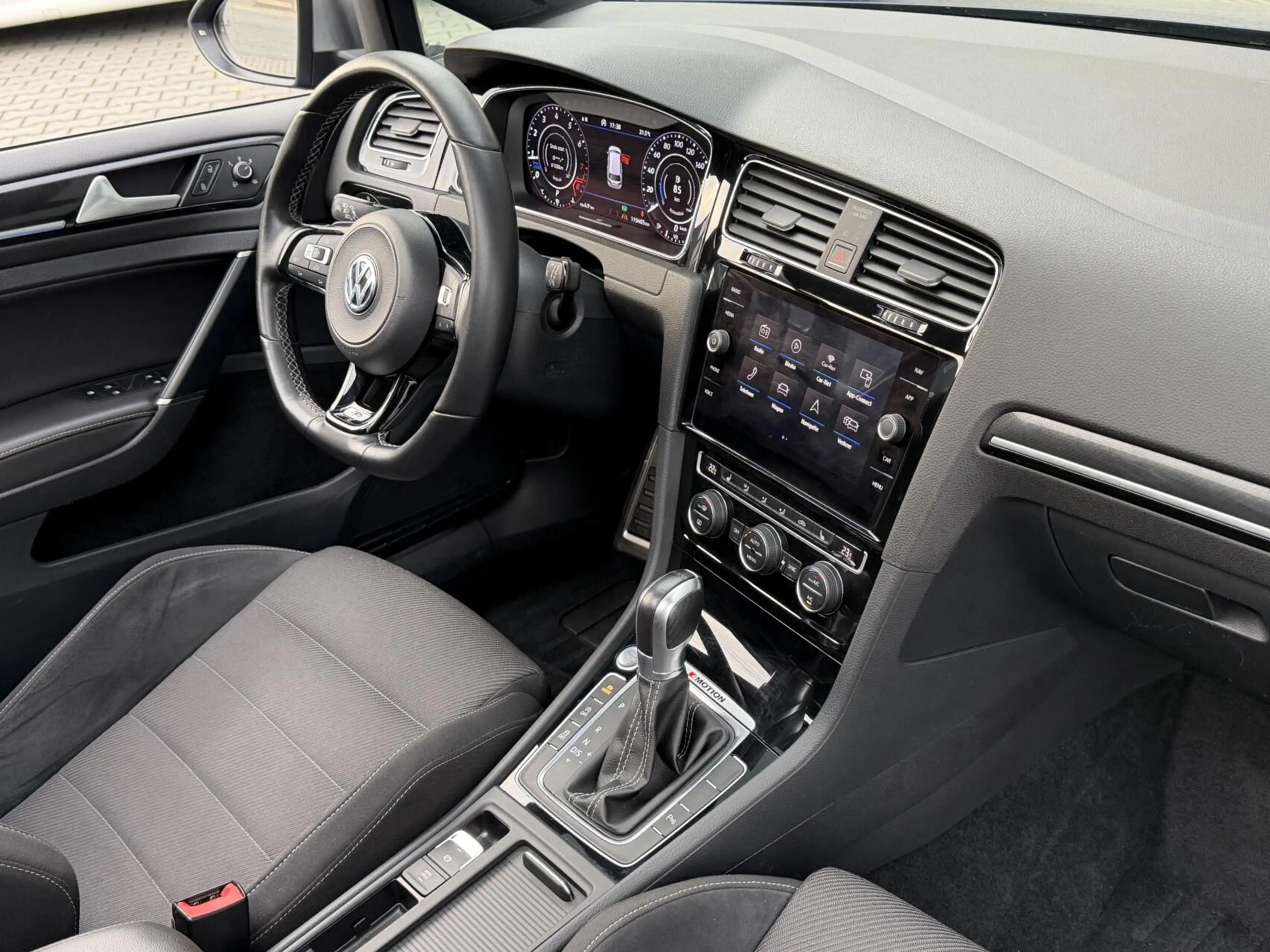 Volkswagen Golf Variant 2.0 TSI 4Motion R |pano|KW — photo 18
