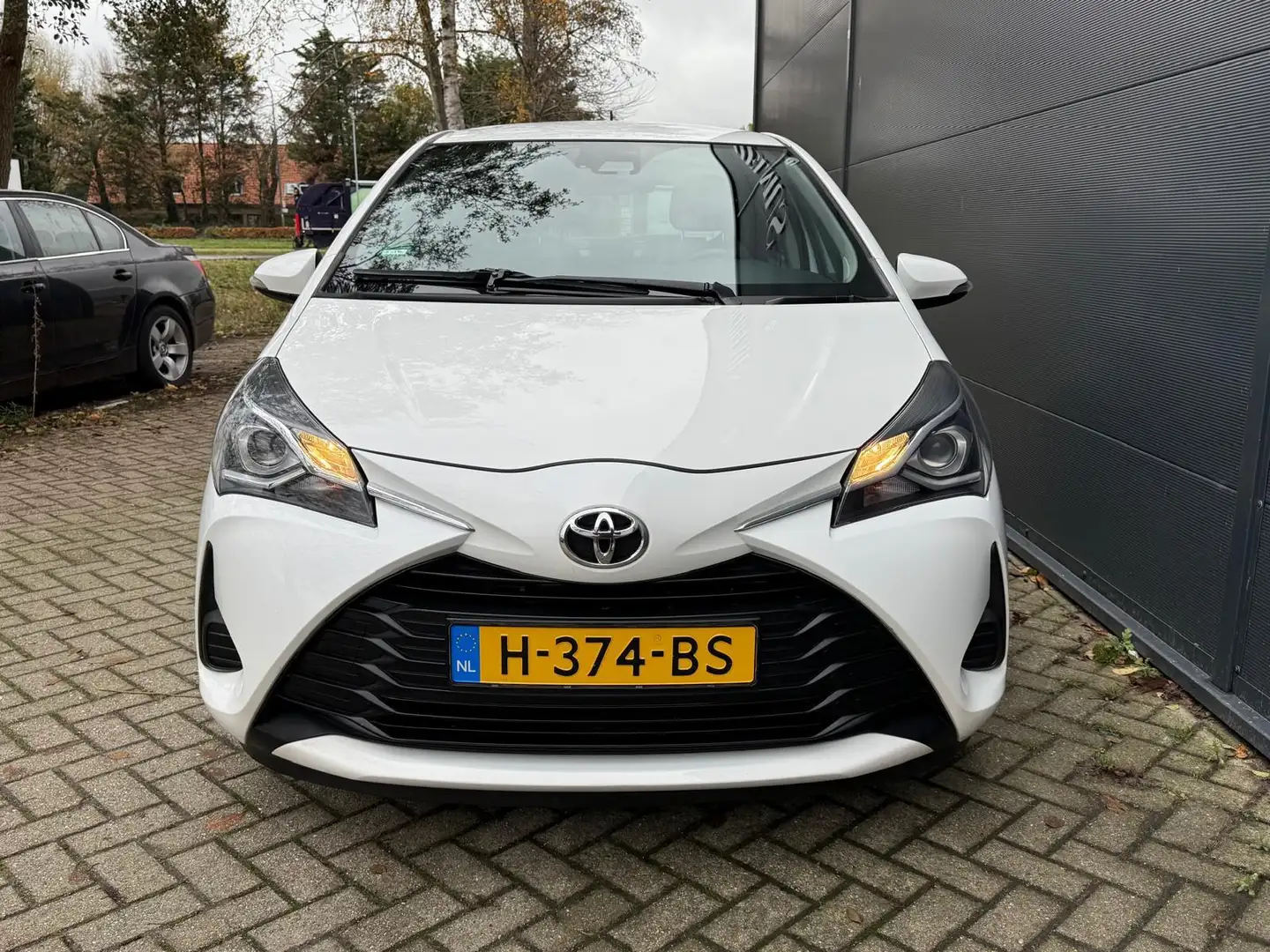 Toyota Yaris 1.0 VVT-i Active/navi/Airco/cruise/achteruitcamera Wit - 2