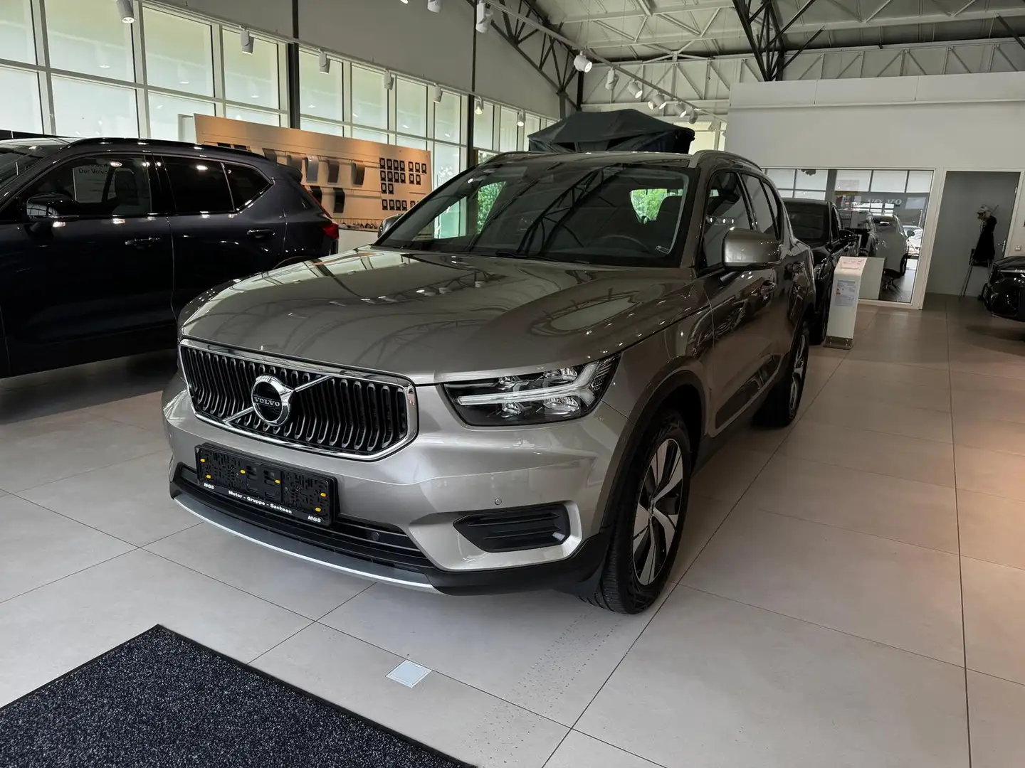 Volvo XC40 T2 Momentum Pro 2WD Grau - 2