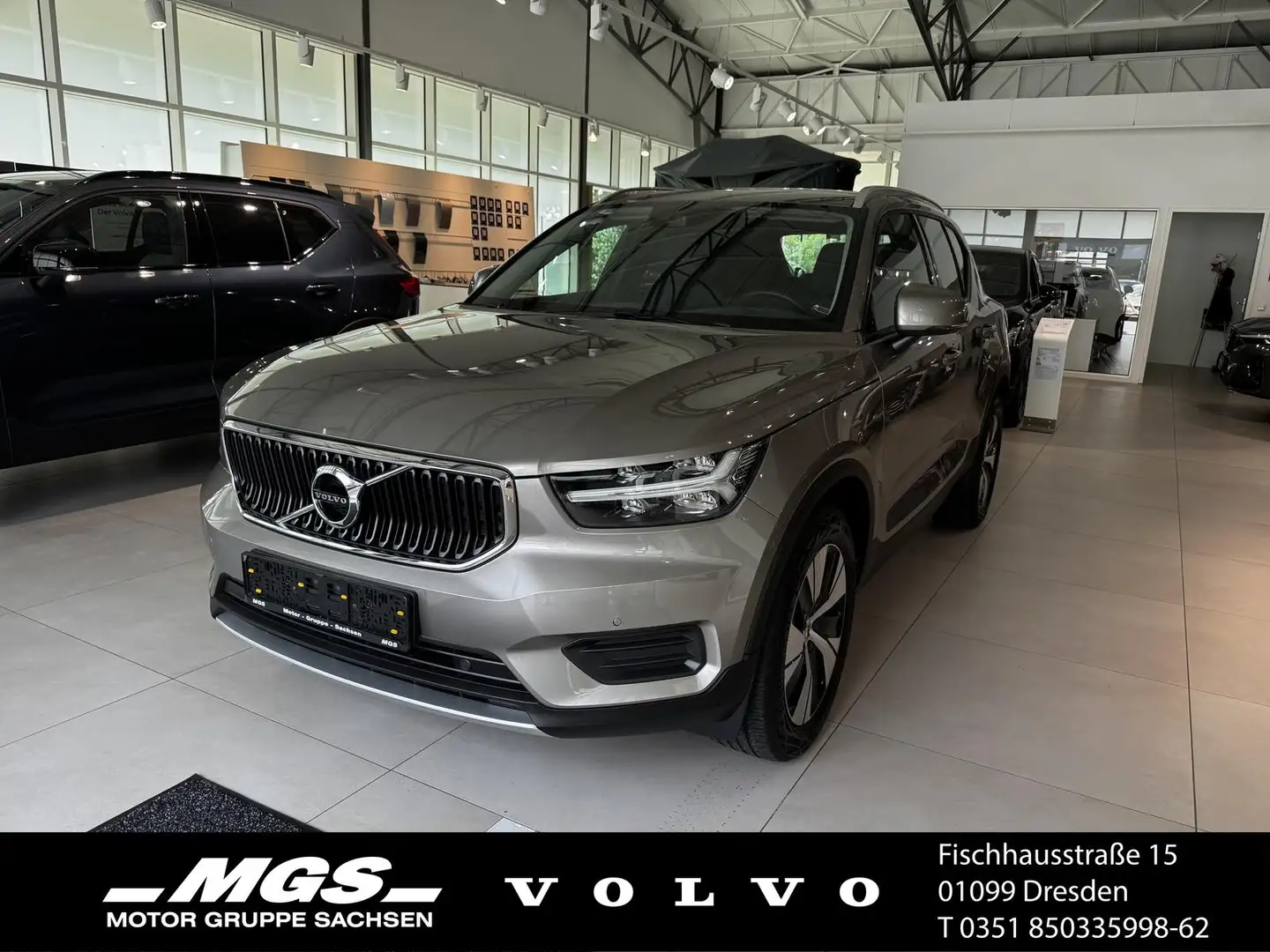 Volvo XC40 T2 Momentum Pro 2WD Grau - 1