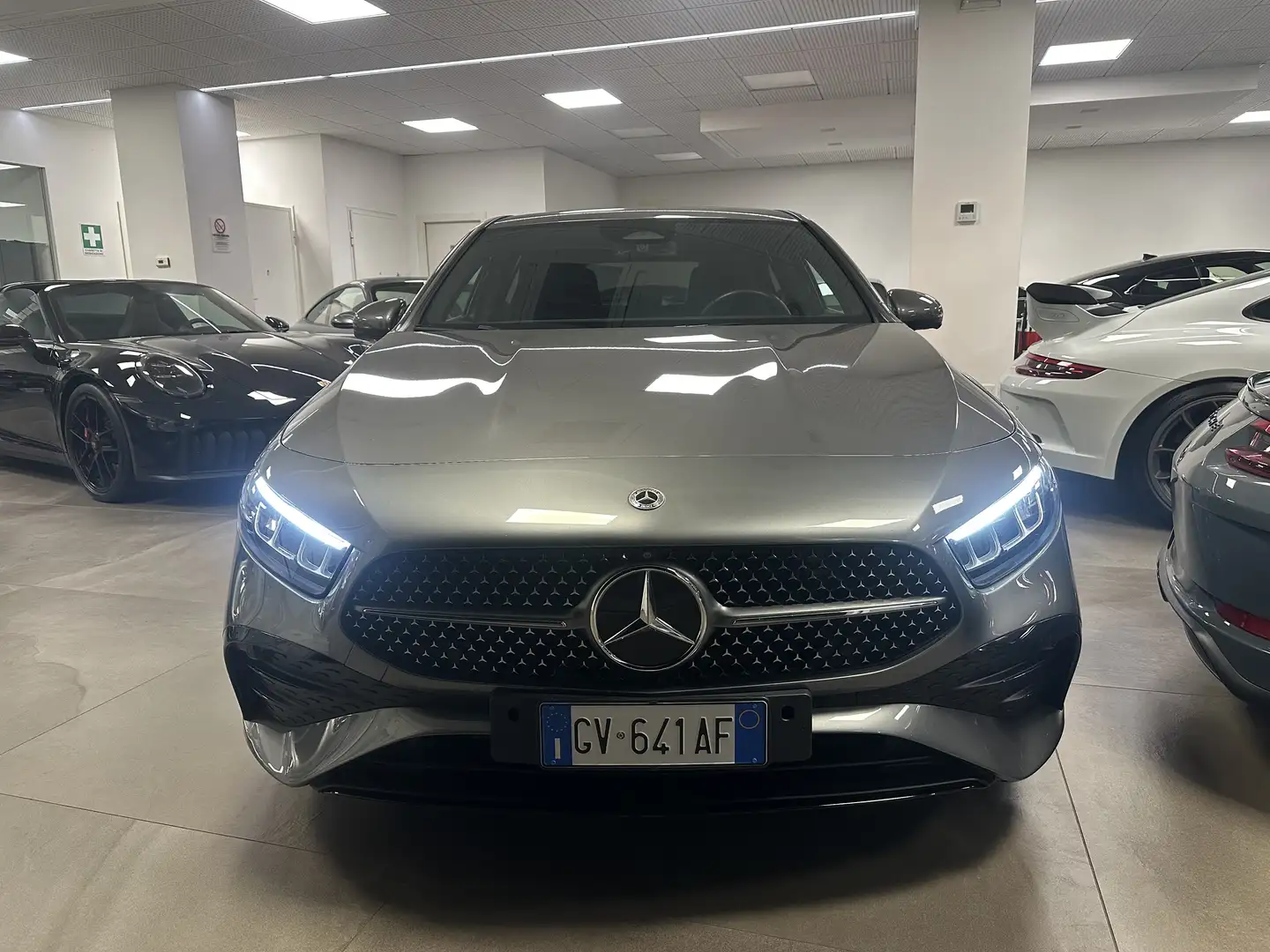 Mercedes-Benz A 200 d Premium AMG 5 CAMERE PACCH.LUCI KEY-LESS Grigio - 2